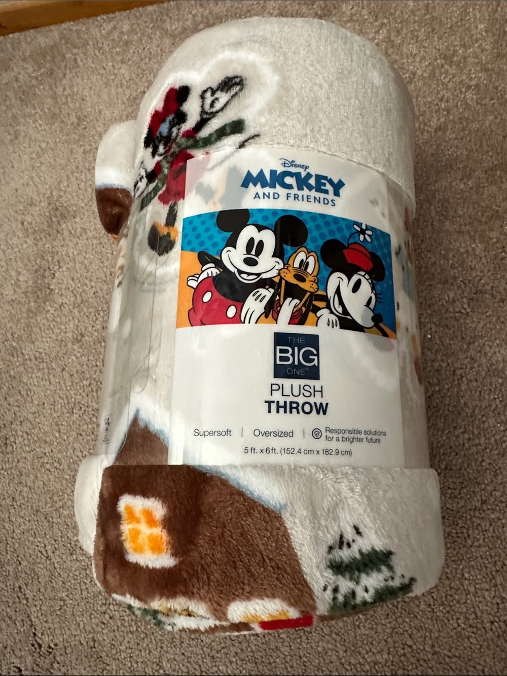 Disney Mickey and Friends oversized Holiday Plush Throw Blanket 60”x72”